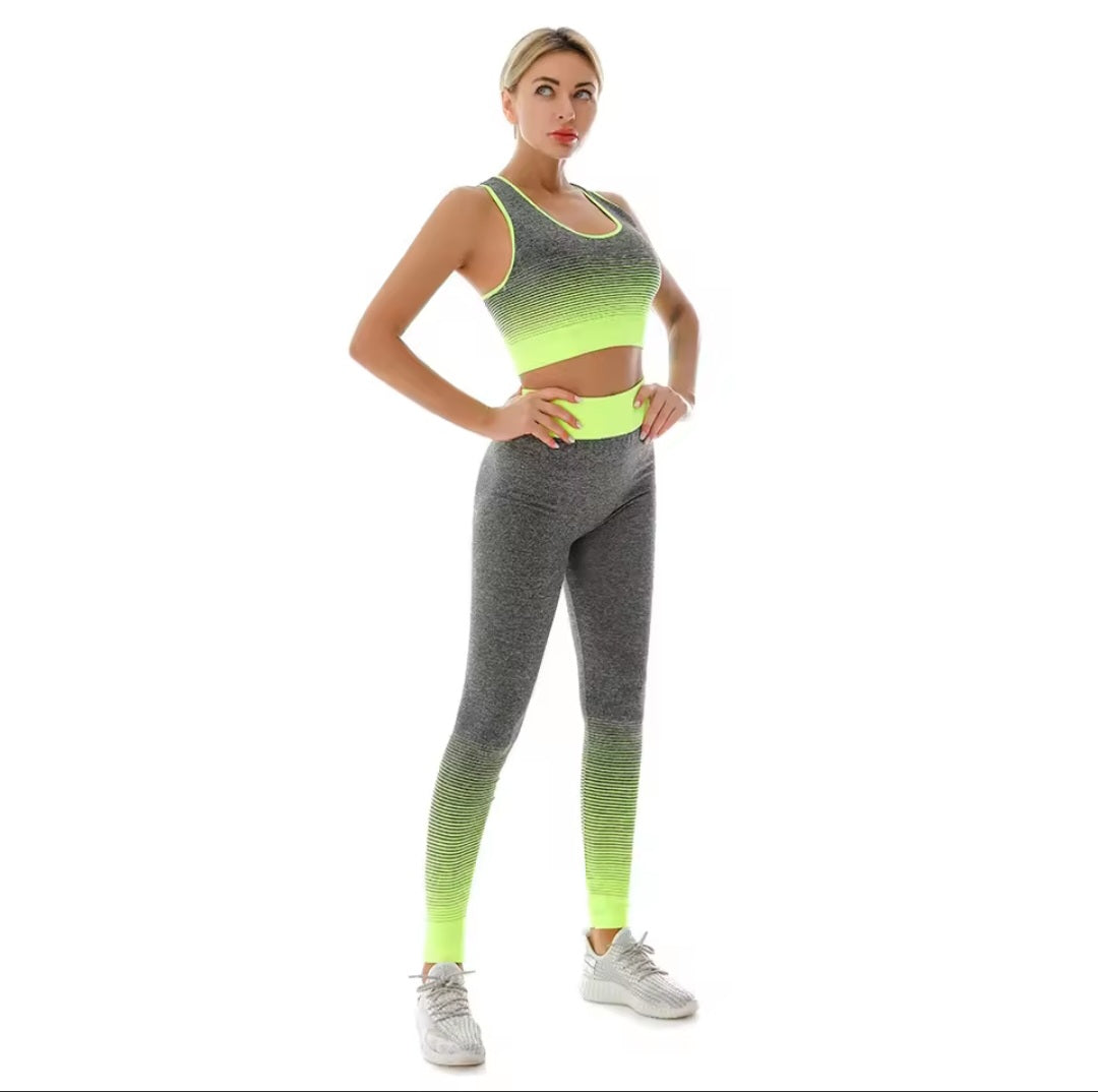 طقم رياضي نسائي متدرج الألوان (أومبري) - سلس وعصري للياقة والجيم